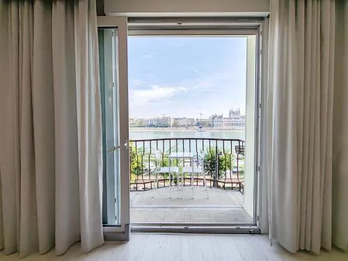 B40 Apartment with Parlament view
