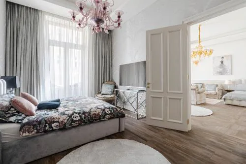 Basilica view three bedrooms prime apartment with free parking