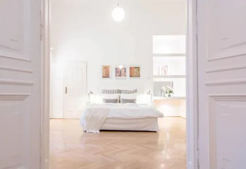 Berchtold Palace - Spacious, Bright, Central - AC