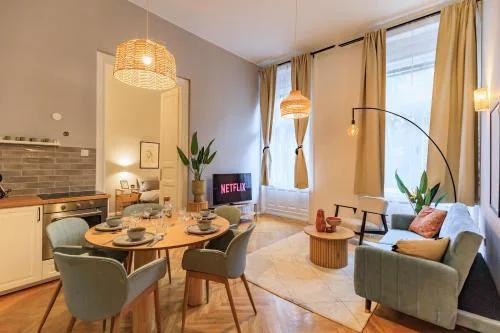 Central Designer 2 bedroom Flat
