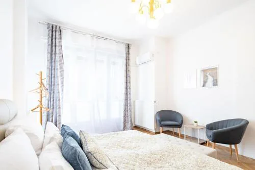Central - Large - Balcony - Comfy - AC