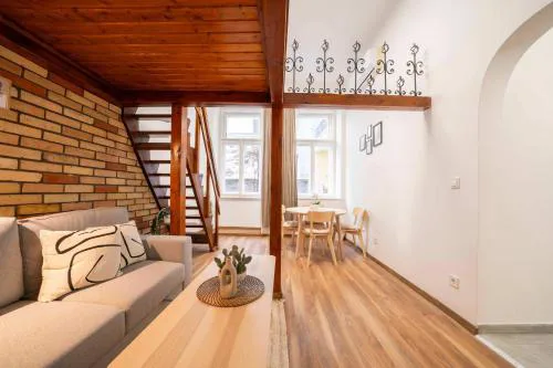Central Loft 2BR Sleeps 6
