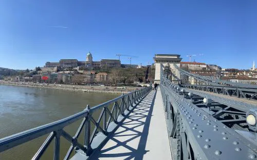 Chain Bridge Apartman