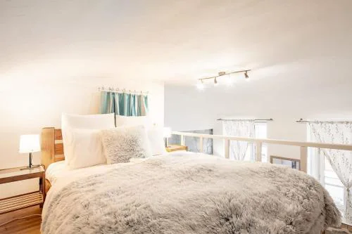 Charming Cozy Downtown Heaven for 2