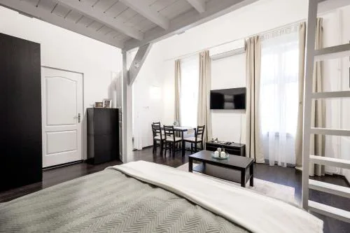 Charming Downtown Hideaway Steps from New York Café!