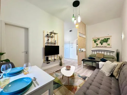 Colorful Condo by the Danube ---FREE PARKING---