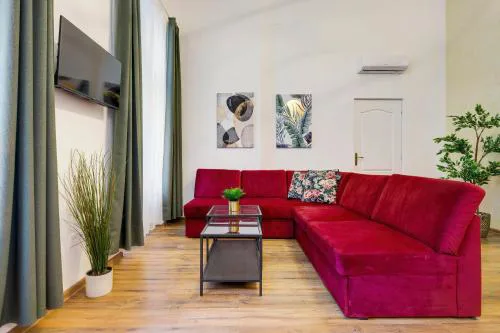 Comfy - Large Home in the Center