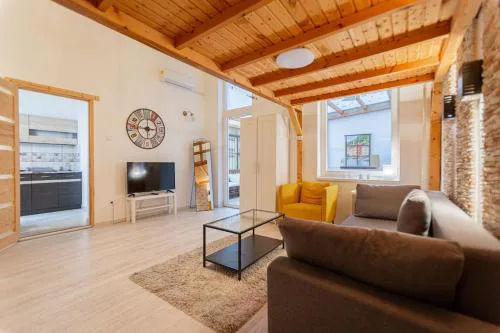 Cool apartment in the center with Patio, Szovetseg Street