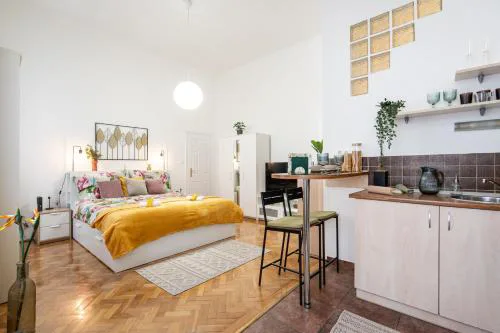 Cosmopolitan Studio - chic getaway in a fancy neighbourhood