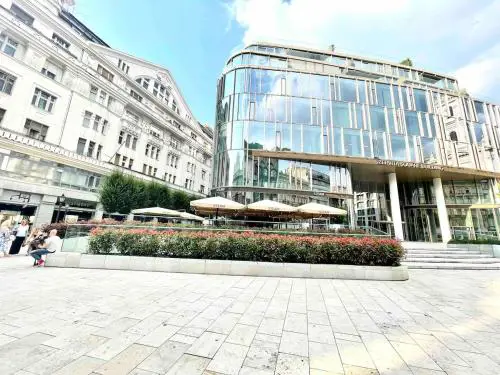 Cozy Apartment in City Center Epicenter!