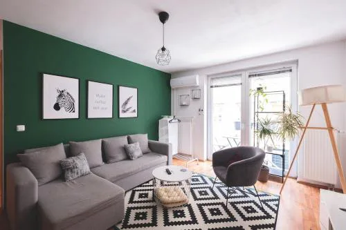 Cozy & Colorful Downtown Escape