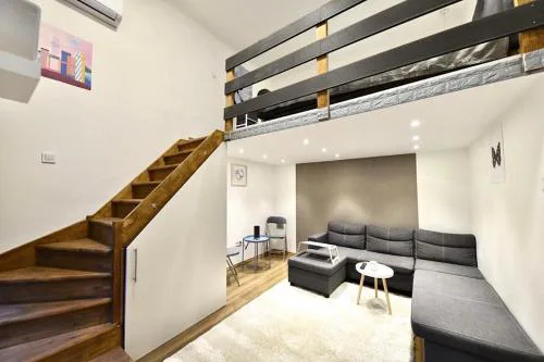 Cute gallery apartment close to the Basilica, Queen