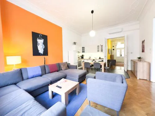 Deco House -Family-Friendly 2BR Downtown Apartment AC