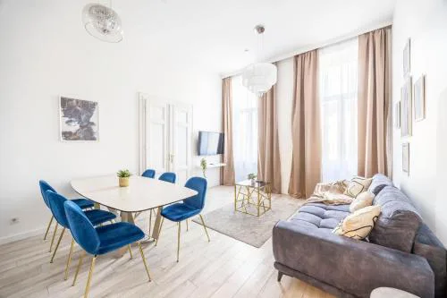 DeLuxe D16 Grand Suite next to the Synagogue