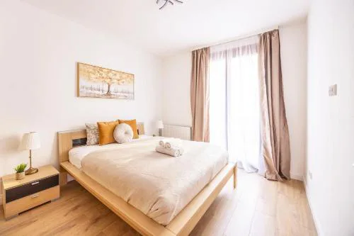 Deluxe K9 Central Suite with Balcony ''Superb Location