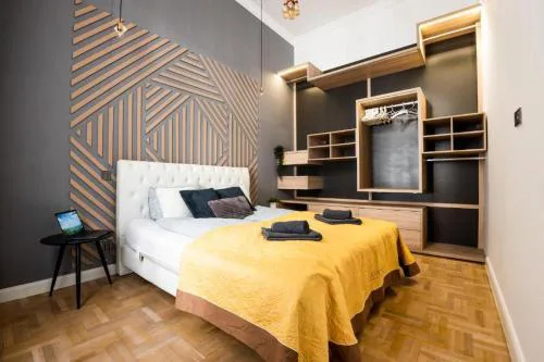 Deluxe Quentin Home next to the Fashion Street