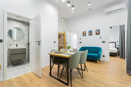 Deluxe4 Apartment with 2 ROOMS next to the Synagogue FREE AIR CONDITIONER, SAUNA