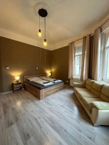 Deri Hangout Base by Downtown