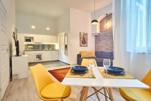 Design Apartment in the City Center with AC
