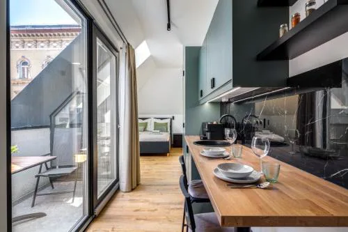 Dob Street Central Residence with Balcony