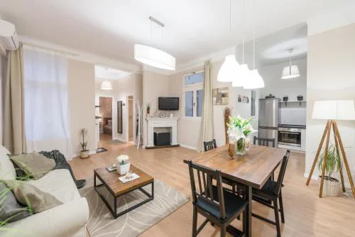 DOWNTOWN HEART 3 bdr, 2 bath, A/C