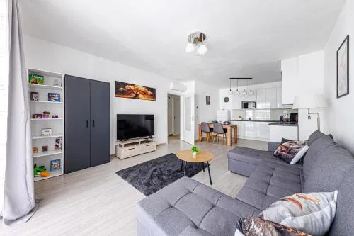 Elite Skyview -Relaxing Family Apt with AC, Balcony