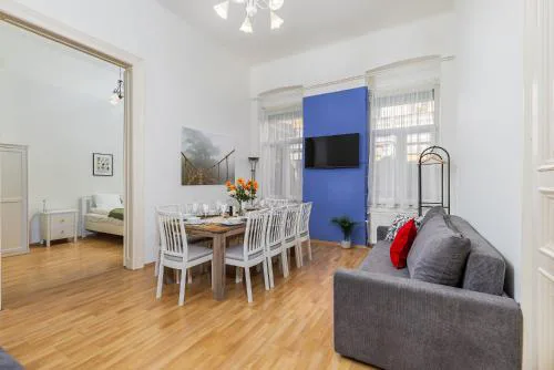FanniPanni joyful 3BDR APT in Palace district