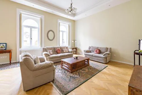 Graceful & Cozy Dream Home next to the Opera House