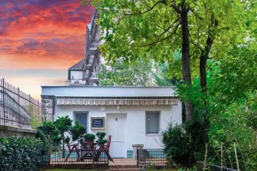 House w/Castle View Garden, Wine, Garage, Netflix