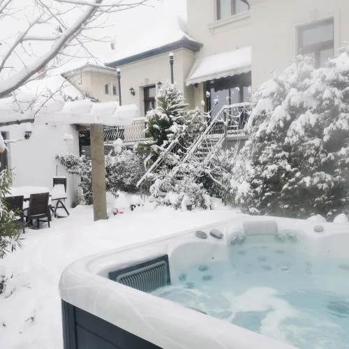 Kúria apartman with private jacuzzi and pool