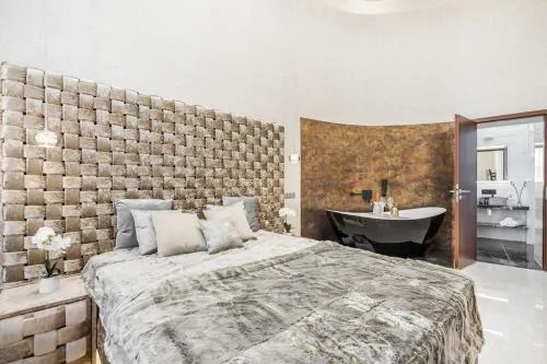 Luxurious 3-bedroom Apartment in The Center