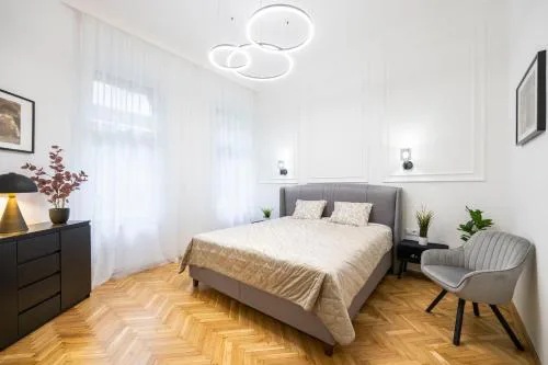 Luxurious Central 4BEDRM 3BATHRM Residence w/ Balcony