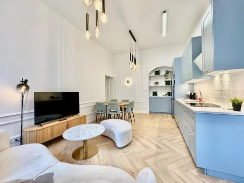 Luxurious Charm - Center Retreat 3DR