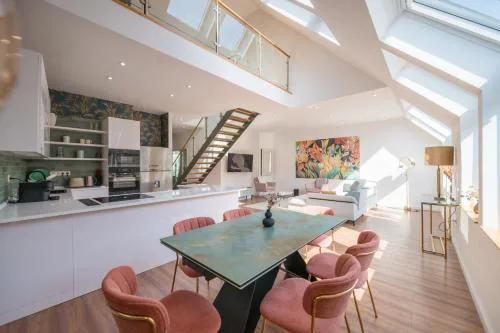 Luxury 3 bedroom, 3 bathroom loft with terrace at Opera