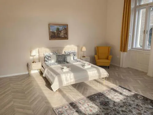 Luxury Apartment across iconic building, Central, AC, Metro 1, Sleeps 6
