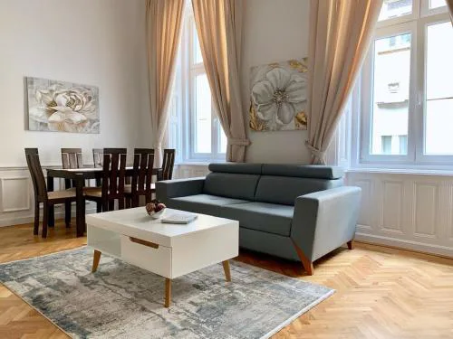 Luxury Apartment by Hi5- Best Location