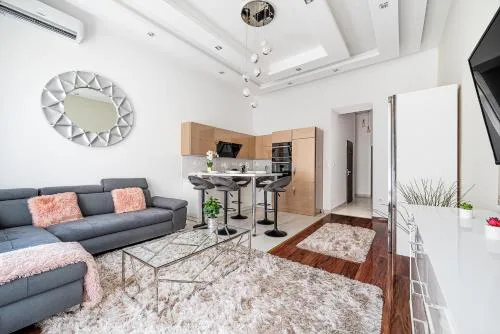 Luxury apartment with free garage and balcony in the center