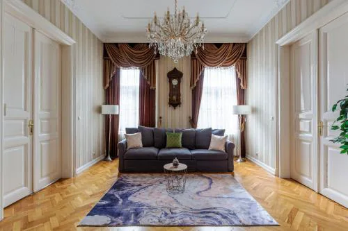 Luxury Central Home next to the New York Café