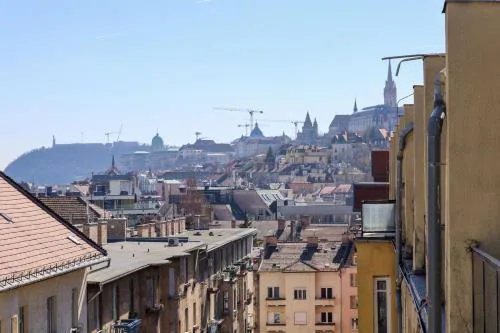 M52 Buda by Danube & Castle View