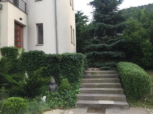 Maharaja Buda Villa Apartment - Private Parking and Garden