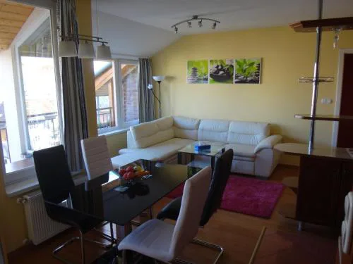 Merry&Car - HUGE BALCONY + Living Room + 2BR