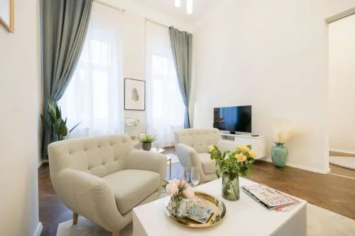 Modern and Stylish 2-Bedroom in the City Center