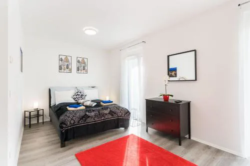 New Blue Danube Apartment with Balcony and Parking