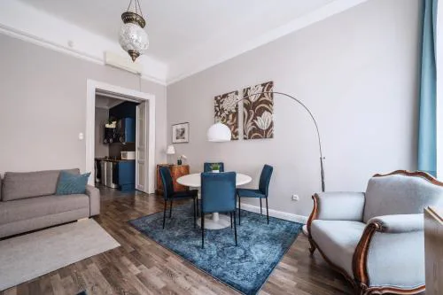 New York Cafe Apartment in Center