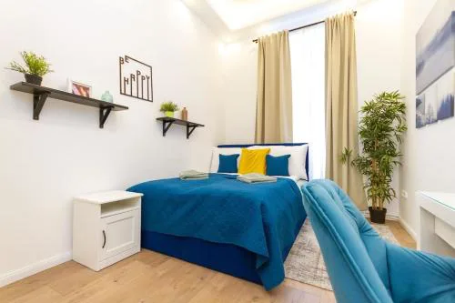 Opera Central Suite 3BR w SAUNA by NeWave Apartments