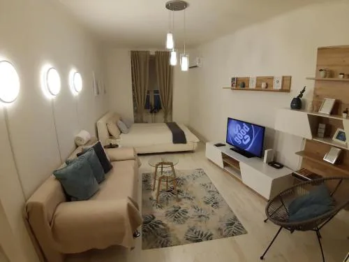 Palace district, Leisurely nest in crowded dwntwn