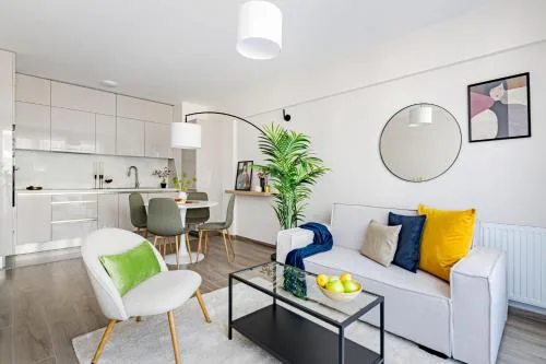 Parkwest Diamond Residence -Chic Apt with AC, Garage, Balcony
