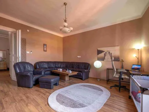 Pinnacle Apartment with balcony