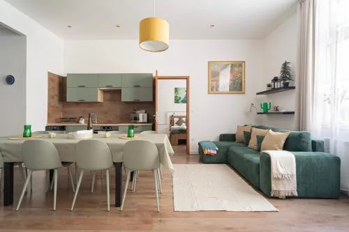 Premium Central Apartment with 4 Bedrooms 3 Bathrooms at Synagogue