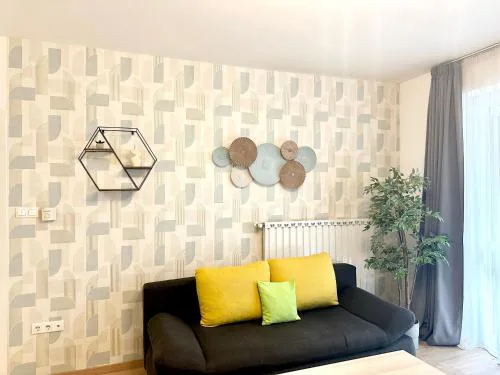 Prime Stay - Deluxe 2 Bedroom Family Apartment with Balcony - Parking Included